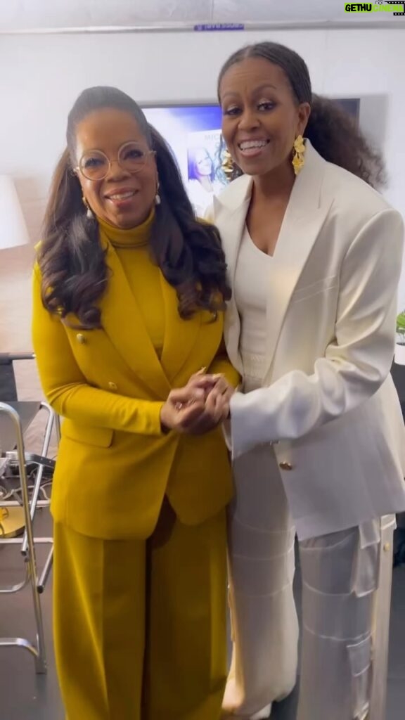 Michelle Obama Instagram - Los Angeles! Are you ready for our final #TheLightWeCarry show? Can’t wait to sit down tonight with the one and only @Oprah. ✨