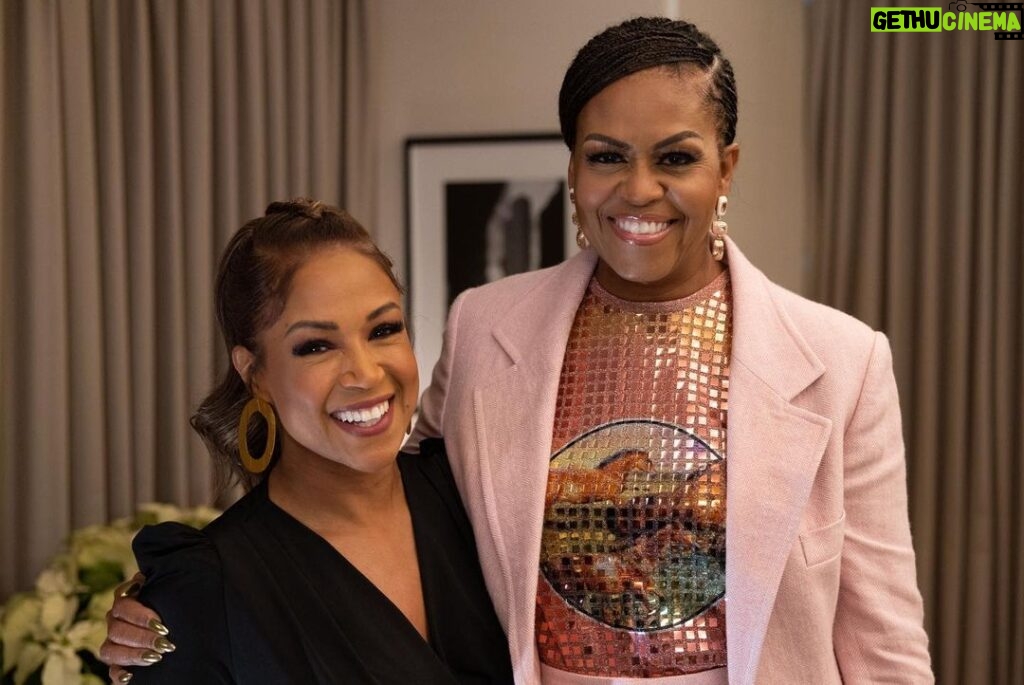 Michelle Obama Instagram - Had so much fun talking with @ValWarnerTV about everything from the importance of having a good group of friends at our Kitchen Table to parenting and a whole lot more—all things that I discuss in my new book, #TheLightWeCarry. Watch the interview on @WindyCityLive at abc7chicago.com!
