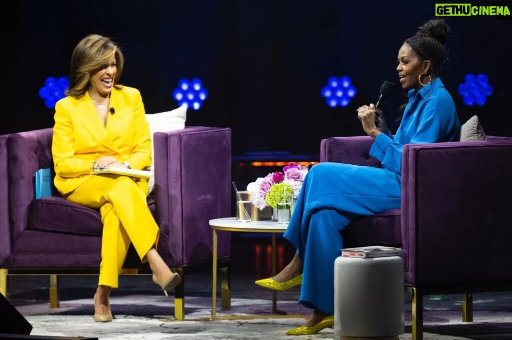 Michelle Obama Instagram - What an incredible show in Philly with @HodaKotb! It’s been an amazing first week of #TheLightWeCarry Tour, and I can’t wait to see even more of you soon. Keep sharing your stories, reflections, and photos with me as you read along or join me on tour. I want to see it all! The Met Philly