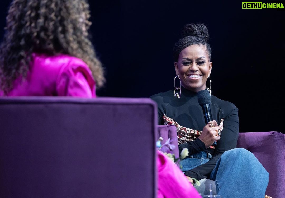 Michelle Obama Instagram - Thank you to all the folks who joined me in San Francisco for #TheLightWeCarry tour! And to @Michele__Norris, I’m so grateful for your years of friendship and support. I can’t believe we’re almost done with my book tour—one more show to go! San Francisco, California