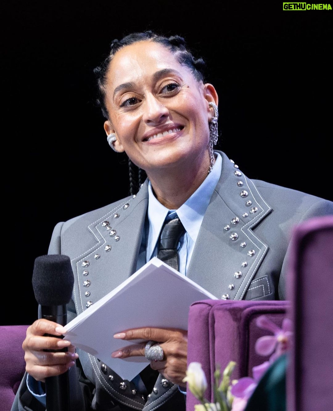 Michelle Obama Instagram - Always a good time when I’m with @TraceeEllisRoss! To everyone who joined us, thank you for making this such a fun show. #TheLightWeCarry ✨ San Francisco, California