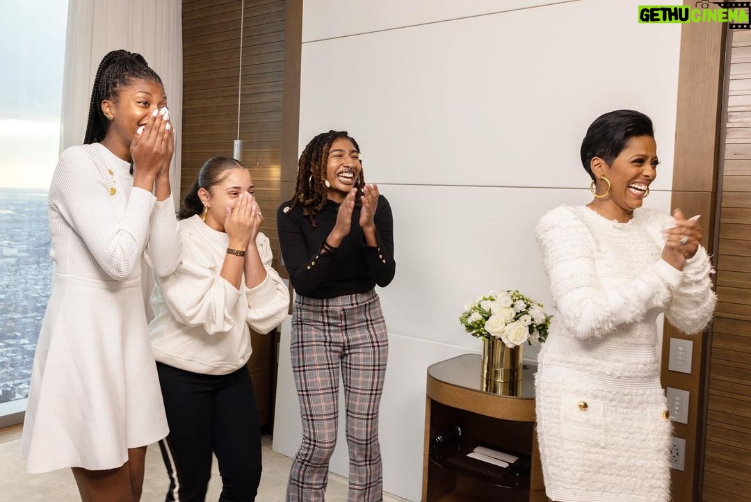 Michelle Obama Instagram - One of my favorite parts about #TheLightWeCarry tour is getting to meet and see so many of you in person! I recently had the chance to catch up with a group of young ladies from @begirl.world who I met a few years ago on my Becoming tour. When I first met Mikayla, Sanaa, and Ryann, they were teenagers in high school and now they’re confident young women forging their own paths in college. It was such a joy to see them again! Tune in to the @TamronHallShow today to hear more about my new book, The Light We Carry, and watch the surprise!