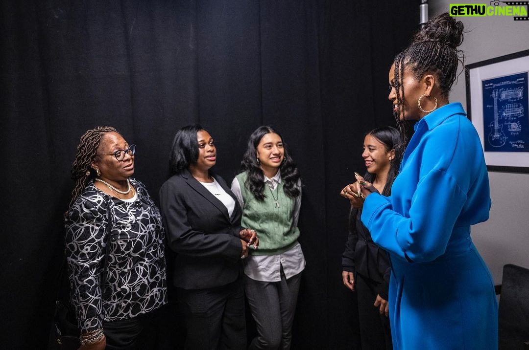 Michelle Obama Instagram - What an incredible show in Philly with @HodaKotb! It’s been an amazing first week of #TheLightWeCarry Tour, and I can’t wait to see even more of you soon. Keep sharing your stories, reflections, and photos with me as you read along or join me on tour. I want to see it all! The Met Philly