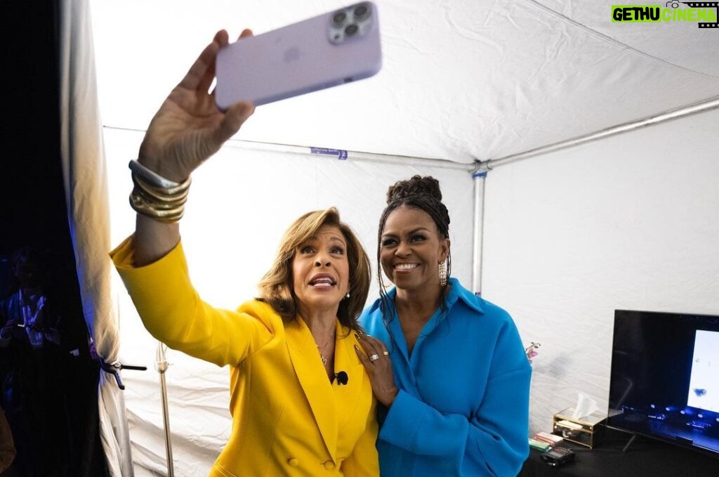 Michelle Obama Instagram - What an incredible show in Philly with @HodaKotb! It’s been an amazing first week of #TheLightWeCarry Tour, and I can’t wait to see even more of you soon. Keep sharing your stories, reflections, and photos with me as you read along or join me on tour. I want to see it all! The Met Philly