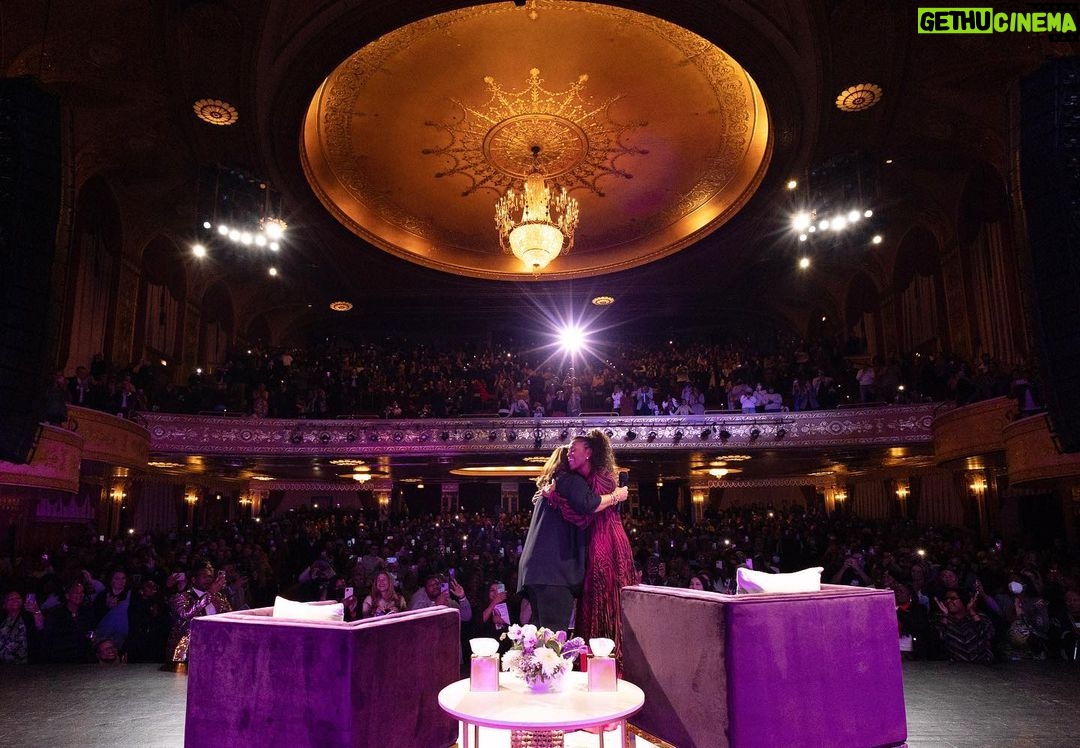 Michelle Obama Instagram - It was truly a treat to be joined by my friend @alexanderlizzy for our last show in DC! These are the kind of fulfilling conversations that I hope reading #TheLightWeCarry will spark in your life. Let’s keep the conversation going!