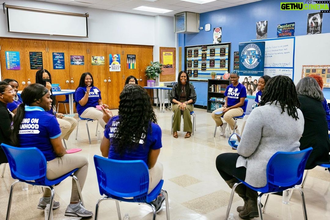 Michelle Obama Instagram - As students start heading back to school, I’ve been thinking about the countless conversations I’ve had with young people throughout the years. The vulnerability and strength I’ve encountered in these conversations not only inspire me, but remind me that we all share similar hopes and anxieties — whether they’re about navigating high school or college. My advice to students is always this: Remember to always stay true to yourself, try your best, and never be afraid to make mistakes. I believe in you and can’t wait to see all that you do this school year! What advice do you have for students this school year? Share them below! #ReachHigher 📚🍎📝