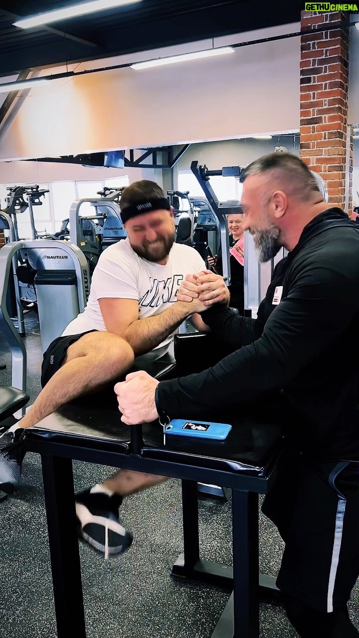 Mikhail Kukota Instagram - Когда неожиданно решил научиться бороться на руках💪🏻💪🏻💪🏻💪🏻 #юмор #кукота #v7coach #motivation Фитнес клуб #всемфитнес Приморский район Спб