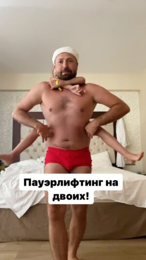 Mikhail Kukota Instagram - Участвую в соревнованиях? 
#анякукота #кукота #пауэрлифтинг #юмор
