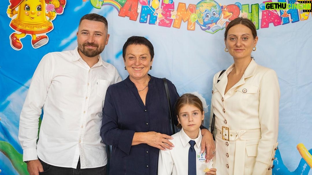 Mikhail Kukota - 696 Likes - Отдали дочь в первый класс. Сразу видно кто счастлив🤣🤣🤣
С днём знаний вас дорогие мои родители ❤️
Фото бай @itsgennady