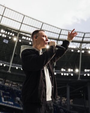 Mikhail Zasidkevich Instagram - Вчера раскачивали на стадионе Динамо🔥
Так же спели «Надо повторить», ведь она создана для таких масштабов!