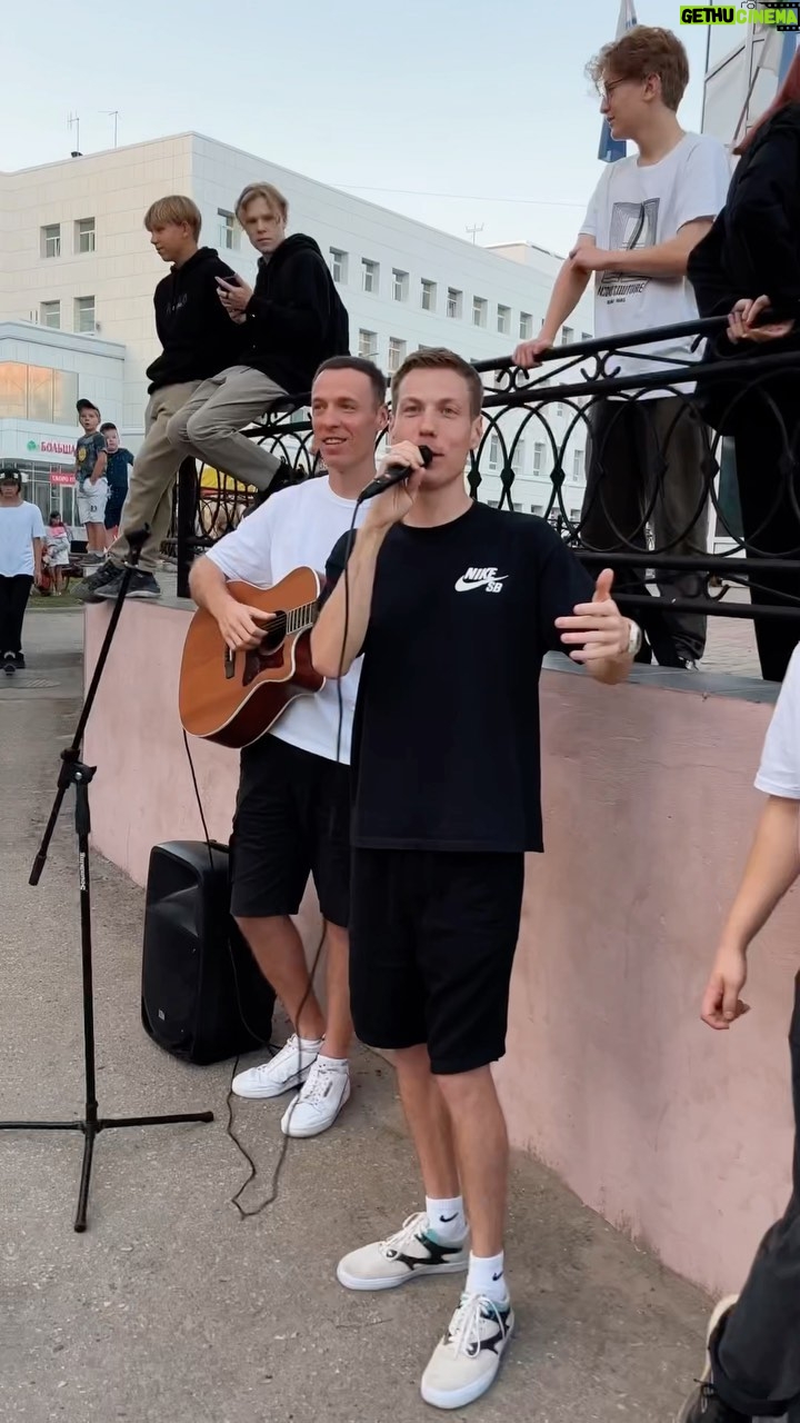 Mikhail Zasidkevich Instagram - Сыктывкар, мы уже в городе. Через пару часов споём всей площадью наши песни, а пока поддержали уличного музыканта и спели для тех, кто оказался рядом. 50 человек или 30 тысяч - важно делать с душой! Чаще поддерживайте ребят музыкантов, они дарят нашим улицам настроение. #dabro #сыктывкар