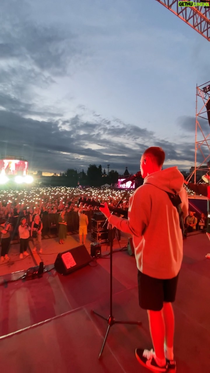 Mikhail Zasidkevich Instagram - Летели в Омск и представляли, какая будет встреча. Оказалось мощнее! Наш тур «Давай запоём» удивляет своим масштабом в каждом городе. Это не просто те, кто мельком слышал наши песни. Это люди, в чьих сердцах отзывается наша музыка, кем она движет, кому помогает, заряжает и качает! Увидимся с вами на сольном концерте 17 сентября в Омске. Билеты здесь - dabroconcert.com Лучше брать сейчас, скоро закончатся. #dabro #начасахнольноль #омск #турдавайзапоём