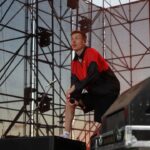 Mikhail Zasidkevich Instagram - Видеть всё это своими глазами стоя на сцене - незабываемые чувства! В толпе пацаны и девчонки с горящими глазами сильнее этого пламени! Я рад видеть вас с нами и продолжать свой путь плечом к плечу.