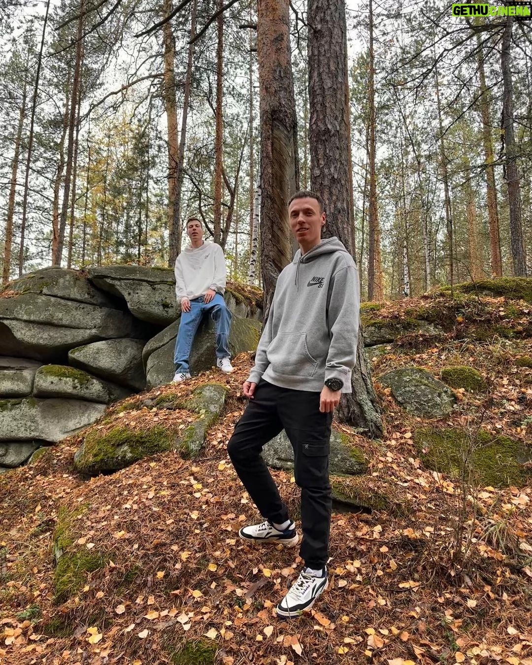Mikhail Zasidkevich Instagram - Подальше от города и суеты. Пока ещё не накрыло снегом. Где тишина помогает творчеству, рождая новые песни.
