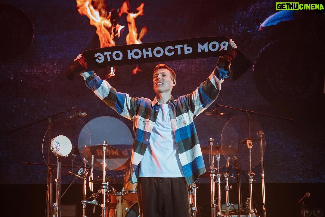 Mikhail Zasidkevich Instagram - За этот год мы дали огромное количество концертов и раскачали много городов. Концерт в Крокусе стал мощным финалом тура в этом году. Мы наполнены эмоциями, чтобы писать и творить ещё больше! За фото спасибо @vvlapteva
