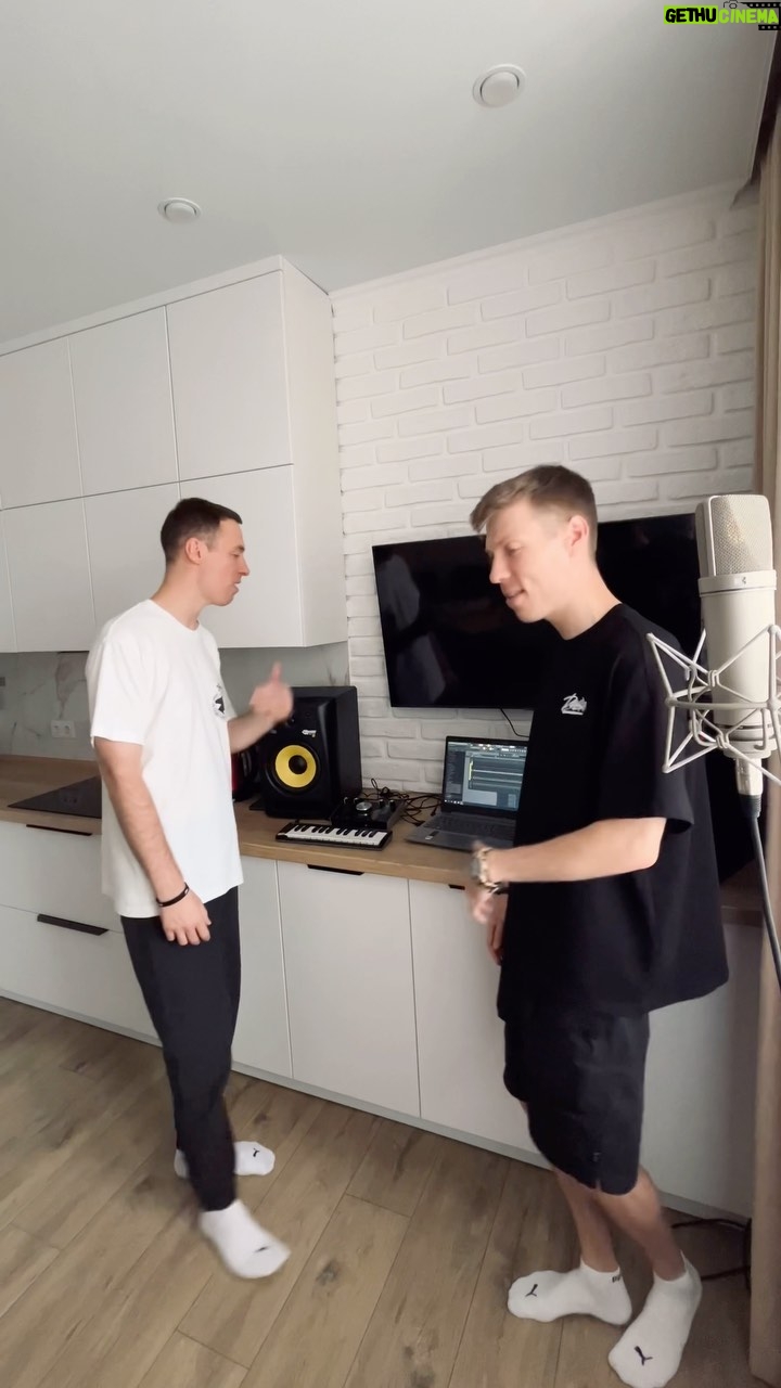 Mikhail Zasidkevich Instagram - 11 августа выйдет новая песня «Ты знаешь, мам. Все самые искренние разговоры звучат ночью на кухне. Там особая атмосфера и для творчества.