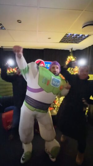 Milan Zimnýkoval Instagram - Toto znamená len jedno - Najväčší rádiový vianočný filmový festival je tu opäť!🎅🏼 Ako môžeš vidieť, čakajú ťa šialené veci😀 a super súťaže.🔥 Všetko nájdeš na našom webe 
P.S. uhádol si všetky postavičky vo videu? #disney #vianoce #sutaz #christmas
