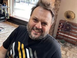 Milan Zimnýkoval Instagram - Prvý ples sezóny v Michalovciach bol famózny! 🤩 Ľudia sa bavili, ja tiež a postihal som veľa vecí okolo toho. 

Vymeniť mame žiarovky v obývačke - tá čo nevarí lepšie 😂😂😂

Besedu so študentami & profákmi môjho Gymka @gphmi_sk 🎯

Tešil som sa na barbera Matúša @gentlemansclub_barbershop , kde bola prča jak hrča a zabavil som sa grande 😂 pozdravujem Marienku

Ako upútavač  som si ako jeden z prvých pozrel novú expozíciu praveku v @zemplinske_muzeum - MEGA! 💥💥💥

A samozrejme ples! Po štyroch rokoch, skvelá atmosféra, skvelí ľudia, kamaráti, spolužiaci, ale aj nekamaráti, nespolužiaci, Katka Knechtová a moja co-moderátorka Janka Hospodárová @janahospodarova, prvýkrát s primátorom, s ktorým sme mali veľa spoločných snov @miroslav.dufinec 🤝 @fs_zemplin (na ktorých sa teším 28/1 v BA s projektom @korene_projekt) a ďalší… (na oscaroch poďakujem všetkým)

Už teraz sa teším na budúci rok ;) a ďakujem.