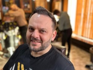 Milan Zimnýkoval Instagram - Prvý ples sezóny v Michalovciach bol famózny! 🤩 Ľudia sa bavili, ja tiež a postihal som veľa vecí okolo toho. 

Vymeniť mame žiarovky v obývačke - tá čo nevarí lepšie 😂😂😂

Besedu so študentami & profákmi môjho Gymka @gphmi_sk 🎯

Tešil som sa na barbera Matúša @gentlemansclub_barbershop , kde bola prča jak hrča a zabavil som sa grande 😂 pozdravujem Marienku

Ako upútavač  som si ako jeden z prvých pozrel novú expozíciu praveku v @zemplinske_muzeum - MEGA! 💥💥💥

A samozrejme ples! Po štyroch rokoch, skvelá atmosféra, skvelí ľudia, kamaráti, spolužiaci, ale aj nekamaráti, nespolužiaci, Katka Knechtová a moja co-moderátorka Janka Hospodárová @janahospodarova, prvýkrát s primátorom, s ktorým sme mali veľa spoločných snov @miroslav.dufinec 🤝 @fs_zemplin (na ktorých sa teším 28/1 v BA s projektom @korene_projekt) a ďalší… (na oscaroch poďakujem všetkým)

Už teraz sa teším na budúci rok ;) a ďakujem.