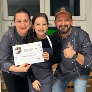 Milan Zimnýkoval Instagram - Nečakaná ale za to vydarená sobota! 🤩 Sašku pozvali Miňo & Natacha na kurz vianočneho pečenia 💥 @miroslavmacula & @natacha_pacal_patisserie ♥️♥️
Kniha je dokonalá! 

Mamkine - @original_antonia - linecké cesto je hrubšie 😜 a šišky sú dokonalé. 

Začnite piecť teraz (v detstve) 😎😘😇 #pecieceleslovensko #bakeoffslovakia