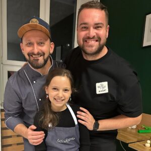 Milan Zimnýkoval Instagram - Nečakaná ale za to vydarená sobota! 🤩 Sašku pozvali Miňo & Natacha na kurz vianočneho pečenia 💥 @miroslavmacula & @natacha_pacal_patisserie ♥️♥️
Kniha je dokonalá! 

Mamkine - @original_antonia - linecké cesto je hrubšie 😜 a šišky sú dokonalé. 

Začnite piecť teraz (v detstve) 😎😘😇 #pecieceleslovensko #bakeoffslovakia