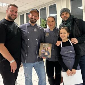 Milan Zimnýkoval Instagram - Nečakaná ale za to vydarená sobota! 🤩 Sašku pozvali Miňo & Natacha na kurz vianočneho pečenia 💥 @miroslavmacula & @natacha_pacal_patisserie ♥️♥️
Kniha je dokonalá! 

Mamkine - @original_antonia - linecké cesto je hrubšie 😜 a šišky sú dokonalé. 

Začnite piecť teraz (v detstve) 😎😘😇 #pecieceleslovensko #bakeoffslovakia