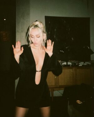 Miley Cyrus Instagram - Celebrating “Flowers” being #1 around the world again this week! I love that this record is connecting in such a positive way & it’s a pleasure to continue creating music for you. These milestones are only made possible by the listeners & my incredible fans. Endlessly thankful. 

#1 Australia
#1 Belgium
#1 Canada
#1 Denmark 
#1 Finland
#1 France 
#1 Germany
#1 Ireland 
#1 Netherlands 
#1 New Zealand
#1 Norway
#1 Sweden
#1 UK
#1 US Billboard Hot 100
