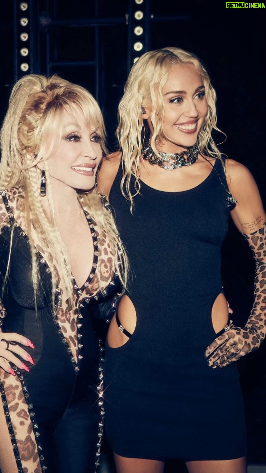 Miley Cyrus Instagram - #MileysNewYearsEveParty with co host @DollyParton!