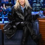 Miley Cyrus Instagram – Tune in tonight at 11:35/10:35c on @NBC! #MileyOnFallon #FallonTonight #MileysNewYearsSpecial with @dollyparton 

📷 @toddowyoung