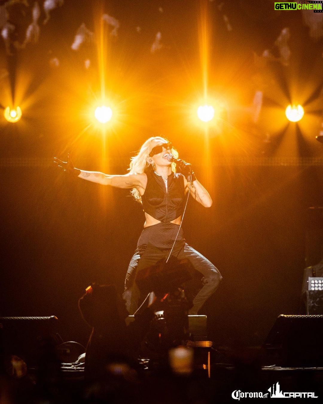 Miley Cyrus Instagram - The last show of my 20’s last night in Mexico City. Thank you for supporting me through this last decade of my life. Looking forward to who I’ll become in my 30’s. Much appreciation & gratitude for the love Mexico. 💕