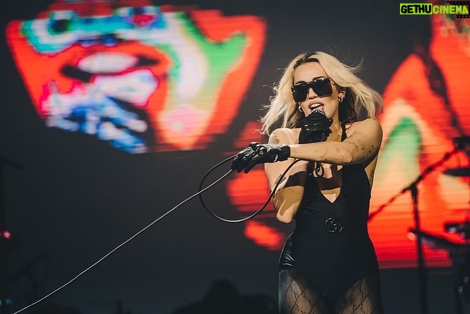 Miley Cyrus Instagram - #ATTENTION #MILEYLIVE FINALE! THANK YOU BRAZIL FOR AN UNFORGETTABLE NIGHT! #DedicatedToTaylorHawkins @gucci @alessandro_michele
