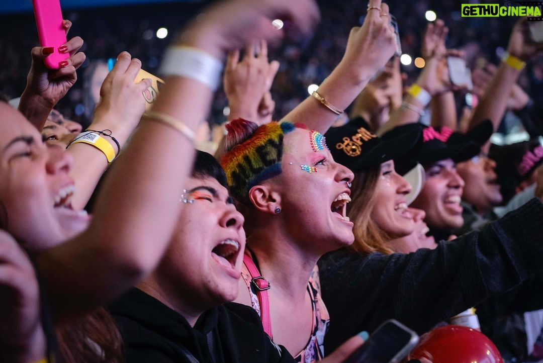 Miley Cyrus Instagram - IโLL NEVER FORGET YOU BOGOTA! โค๏ธ๐๐๐งก๐ #ATTENTION #MILEYLIVE