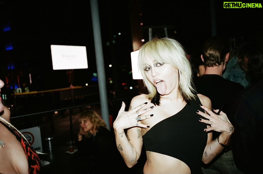 Miley Cyrus Instagram - au naturel 🖤💅🤍 📸 @myleshendrik