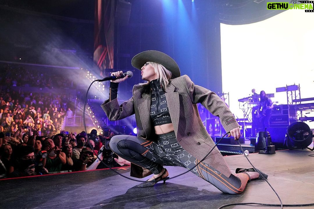 Miley Cyrus Instagram - HOME GAME @gucci @alessandro_michele 📸 @kevinmazur #superbowlfest