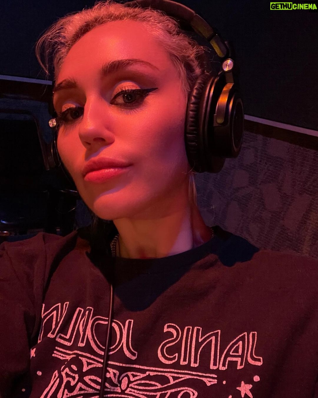 Miley Cyrus Instagram - Remembering Ronnie and her legendary liner! 🖤 @ronniespectorthebadgirl