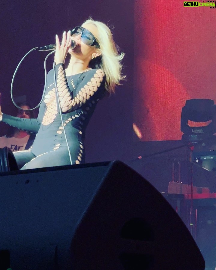 Miley Cyrus Instagram - You made Angels Like You #1 for me…. So it was an honor to gratefully perform it for you Bogota! I love you so much! 🖤👼