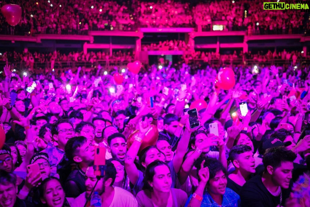 Miley Cyrus Instagram - IโLL NEVER FORGET YOU BOGOTA! โค๏ธ๐๐๐งก๐ #ATTENTION #MILEYLIVE