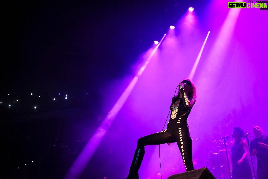Miley Cyrus Instagram - IโLL NEVER FORGET YOU BOGOTA! โค๏ธ๐๐๐งก๐ #ATTENTION #MILEYLIVE