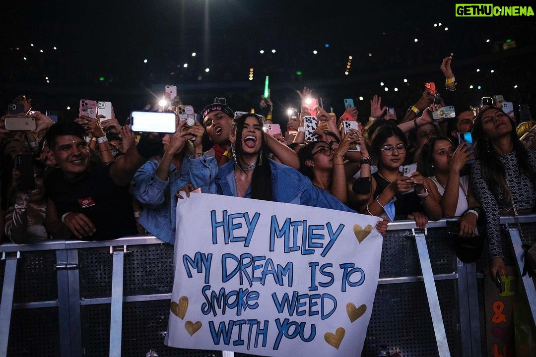 Miley Cyrus Instagram - IโLL NEVER FORGET YOU BOGOTA! โค๏ธ๐๐๐งก๐ #ATTENTION #MILEYLIVE
