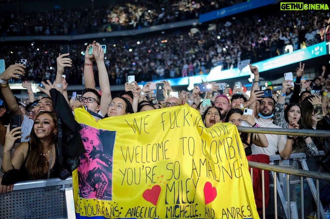 Miley Cyrus Instagram - IโLL NEVER FORGET YOU BOGOTA! โค๏ธ๐๐๐งก๐ #ATTENTION #MILEYLIVE