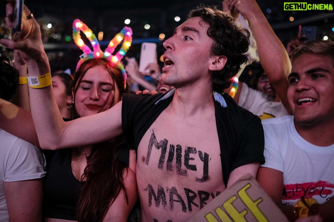 Miley Cyrus Instagram - IโLL NEVER FORGET YOU BOGOTA! โค๏ธ๐๐๐งก๐ #ATTENTION #MILEYLIVE