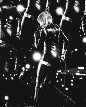 Miley Cyrus Instagram - FIND YOUR LIGHT 🔦 #Argentina #Attention #MileyLive 📸 @huntermoreno