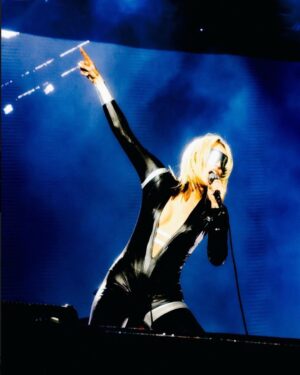 Miley Cyrus Instagram - FIND YOUR LIGHT 🔦 #Argentina #Attention #MileyLive 📸 @huntermoreno
