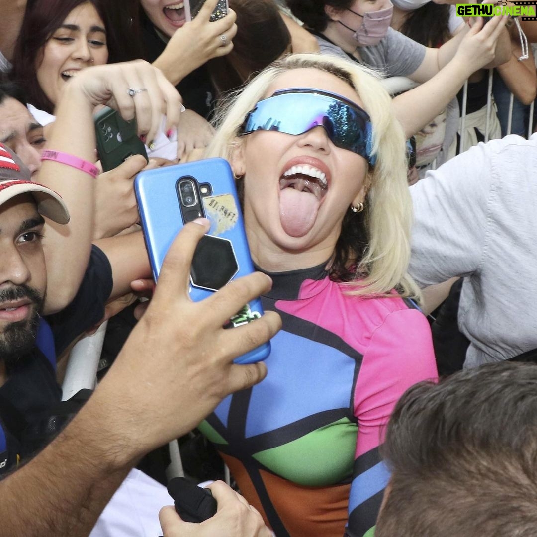 Miley Cyrus Instagram - DO I HAVE YOUR #ATTENTION #MILEYLIVE #ARGENTINA