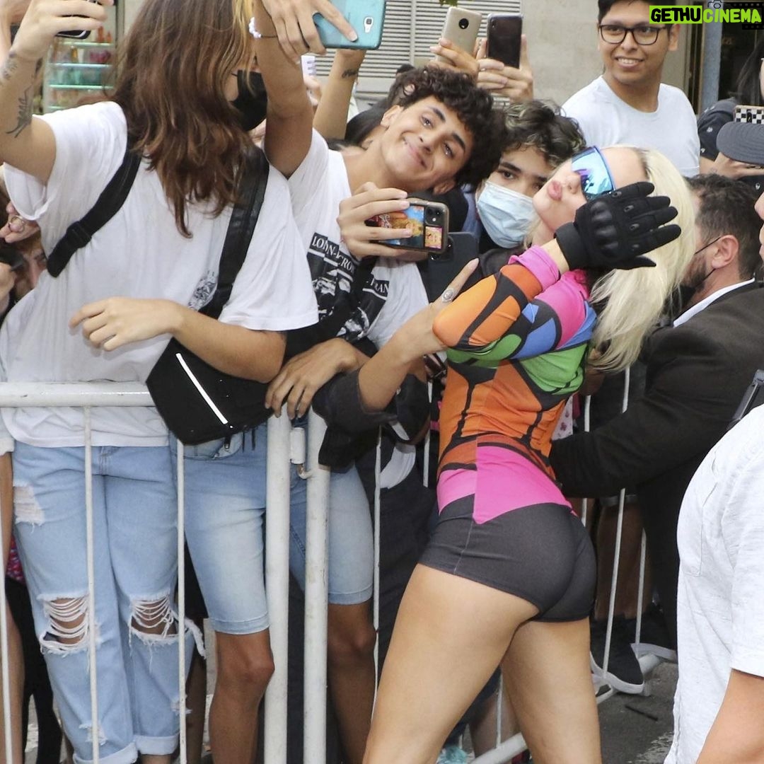 Miley Cyrus Instagram - DO I HAVE YOUR #ATTENTION #MILEYLIVE #ARGENTINA