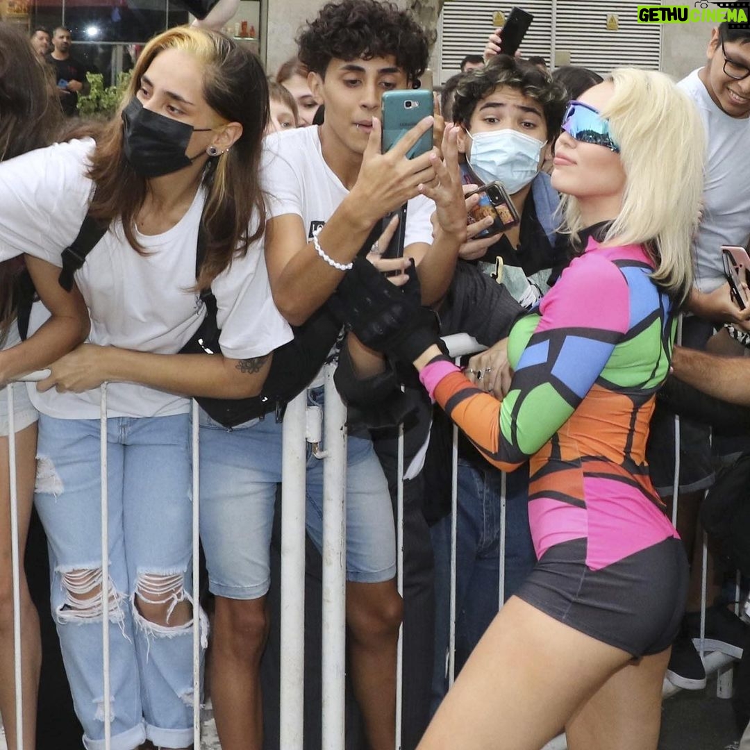 Miley Cyrus Instagram - DO I HAVE YOUR #ATTENTION #MILEYLIVE #ARGENTINA