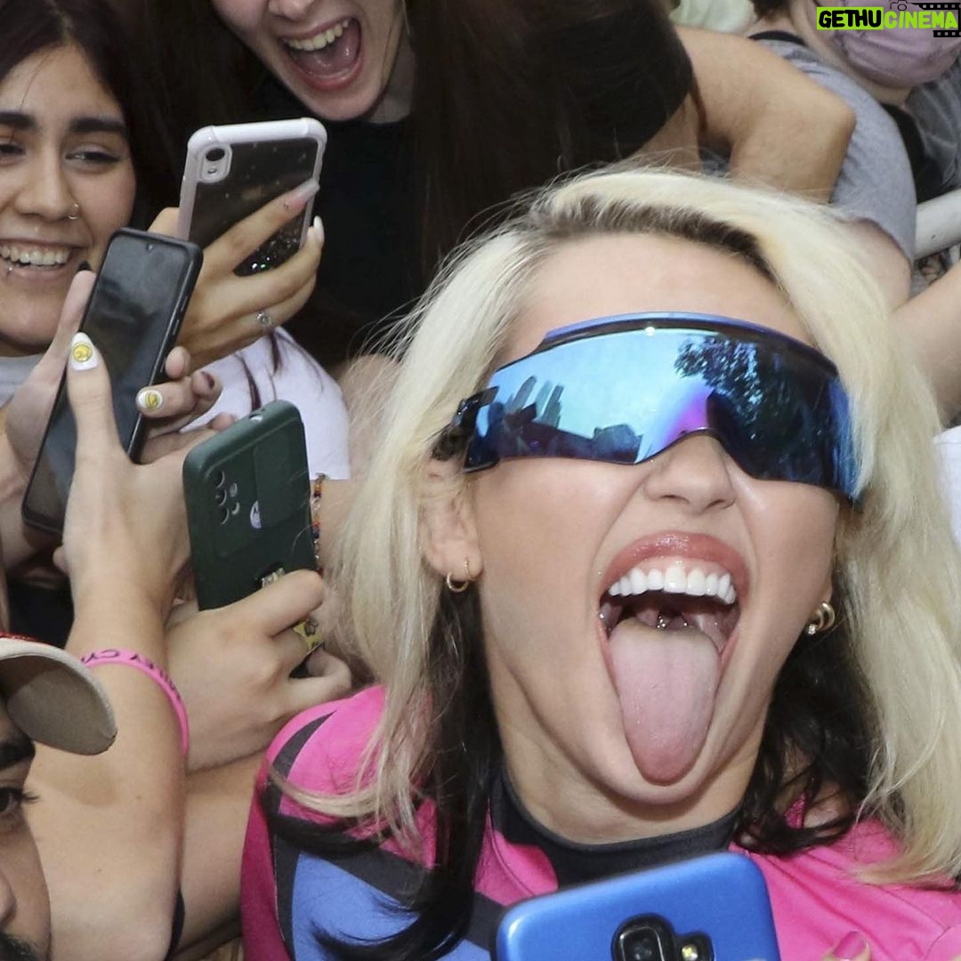 Miley Cyrus Instagram - DO I HAVE YOUR #ATTENTION #MILEYLIVE #ARGENTINA
