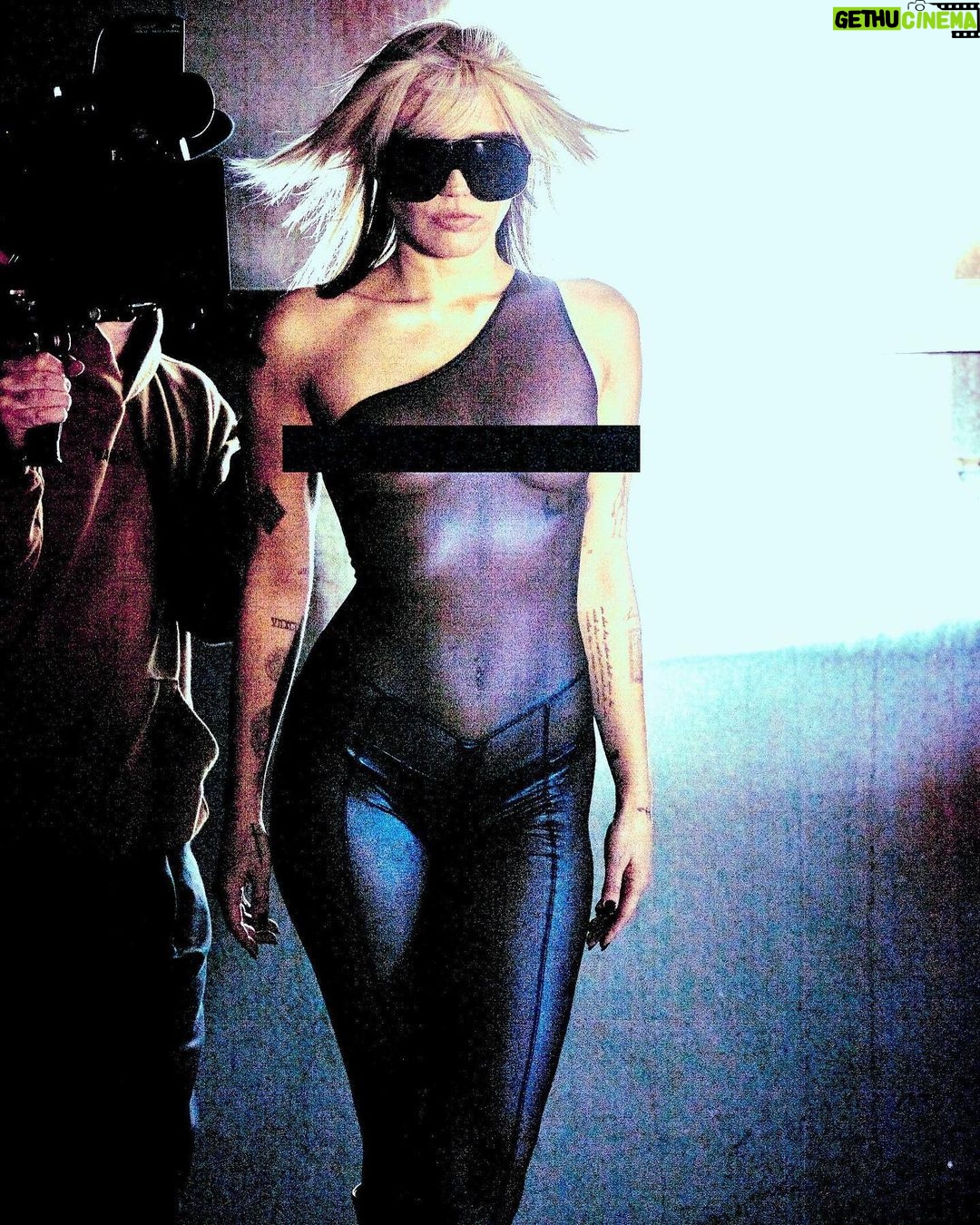 Miley Cyrus Instagram - CAN I HAVE YOUR ATTENTION! #MileyLive