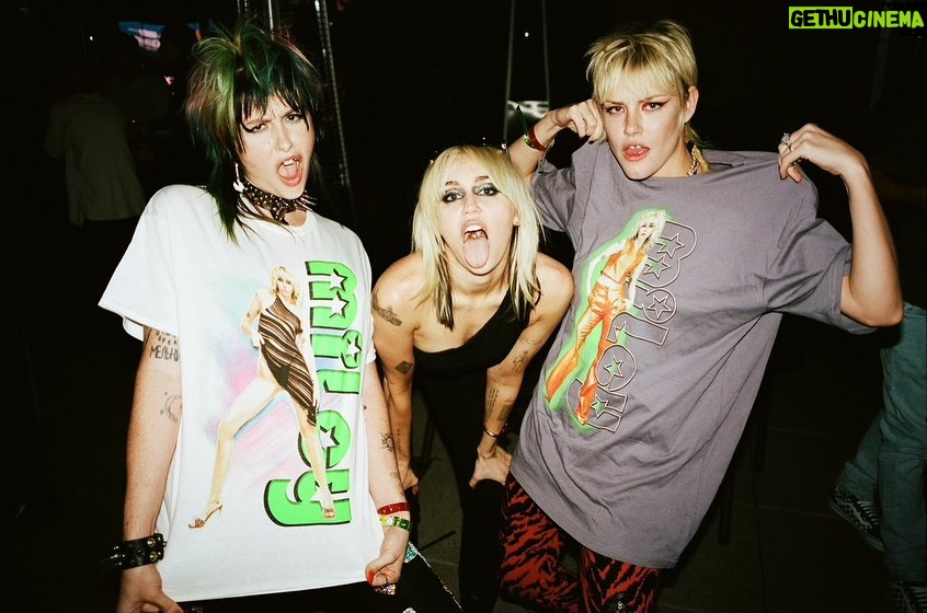 Miley Cyrus Instagram - You’ll tell your kids we were The Spice Girls @alienzarereal @therealashsmith 📸 @myleshendrik 🖤