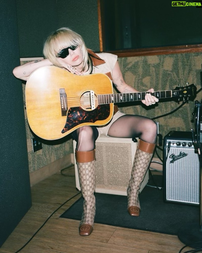 Miley Cyrus Instagram - ME and @GreenDay are playing @SBMusicFest @CryptocomArena in Los Angeles on Saturday, February 12th! Get tickets at superbowlmusicfest.com 🖤 📸 @myleshendrik shot this photo on a very special day at Sunset Sound Studios 🎙